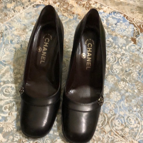 Classy Chanel shoes - Picture 1 of 10